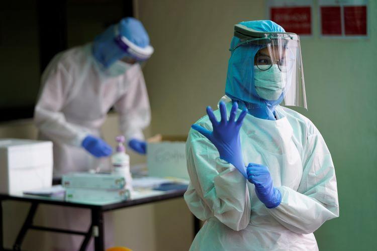 Latest on the coronavirus: Global death toll tops 34,000