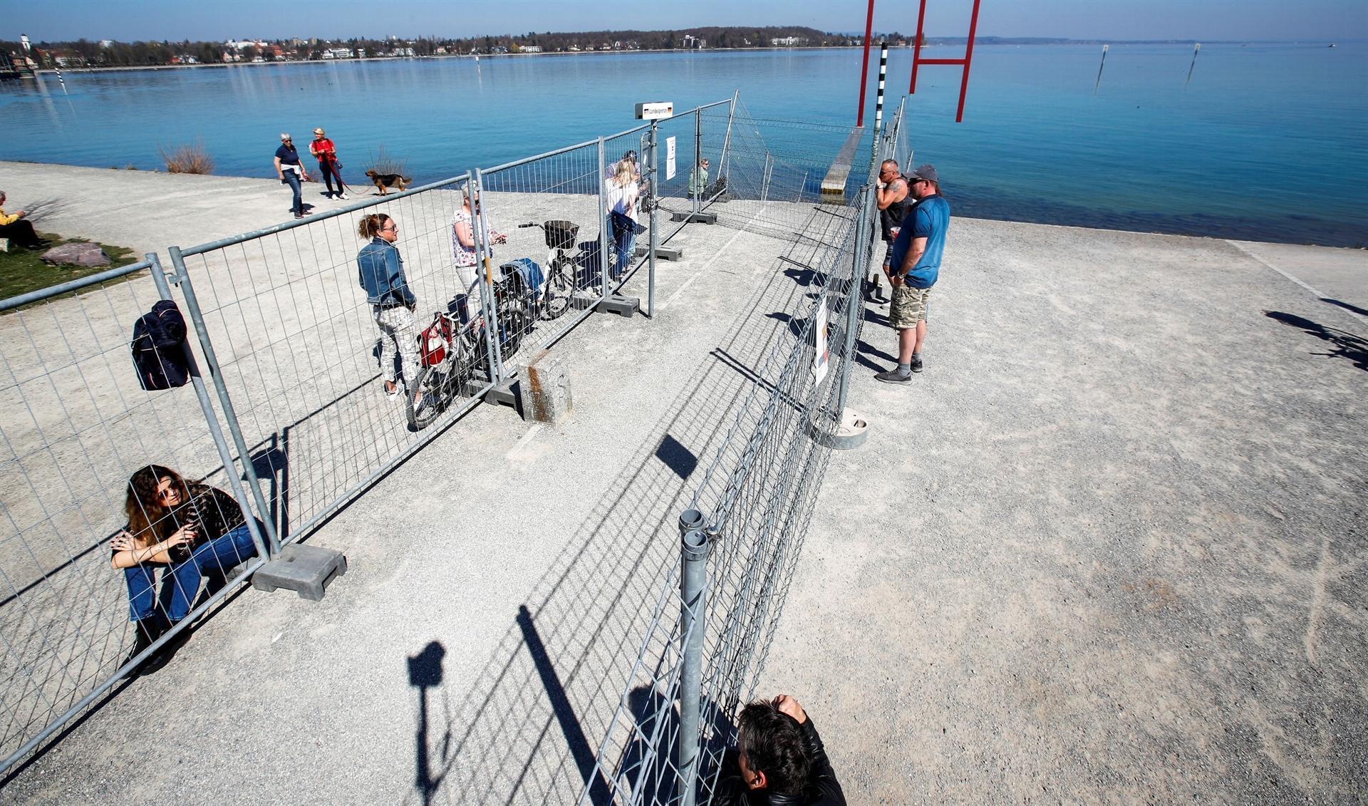 Coronavirus divides lovers, friends at Swiss-German border fences
