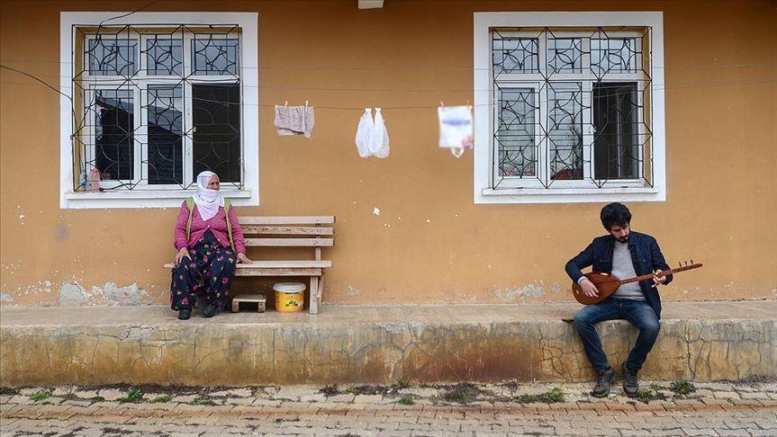 Musician gives street concerts for elderly in Turkey’s east