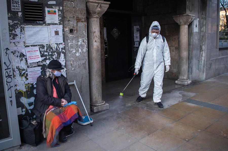 Virus deaths top 100,000 ahead of locked-down Easter
