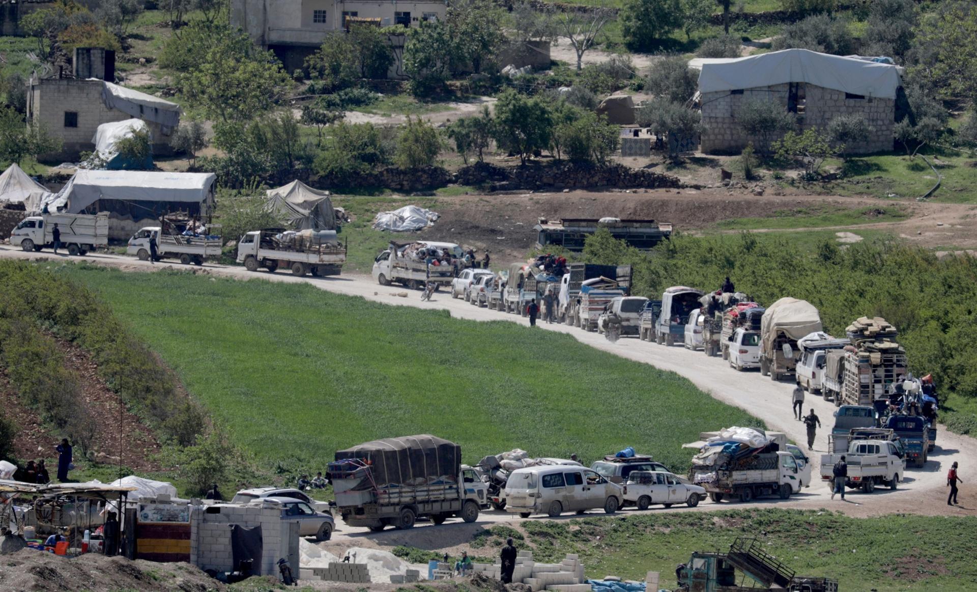 Over 100,000 Syrians in Idlib border camps return to their homes