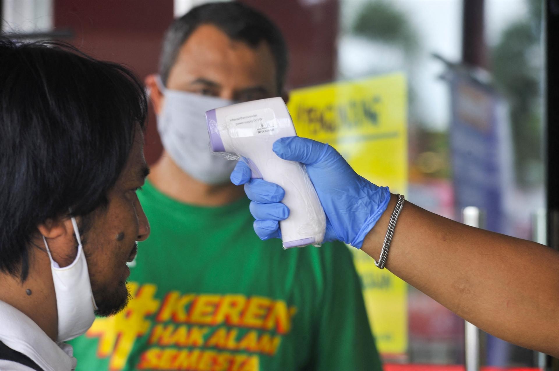 Global coronavirus cases top 2.4 million