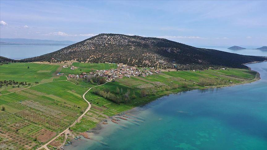 Locals live isolated amid virus on Turkey’s lake island