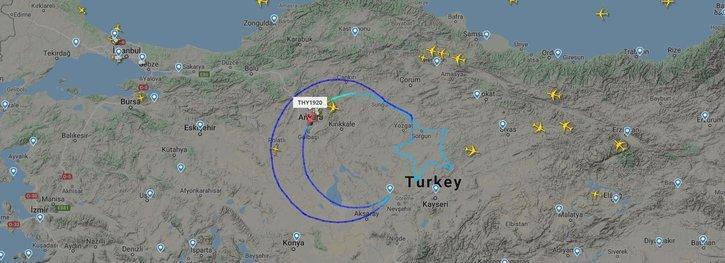 Plane draws national flag in Anatolias sky