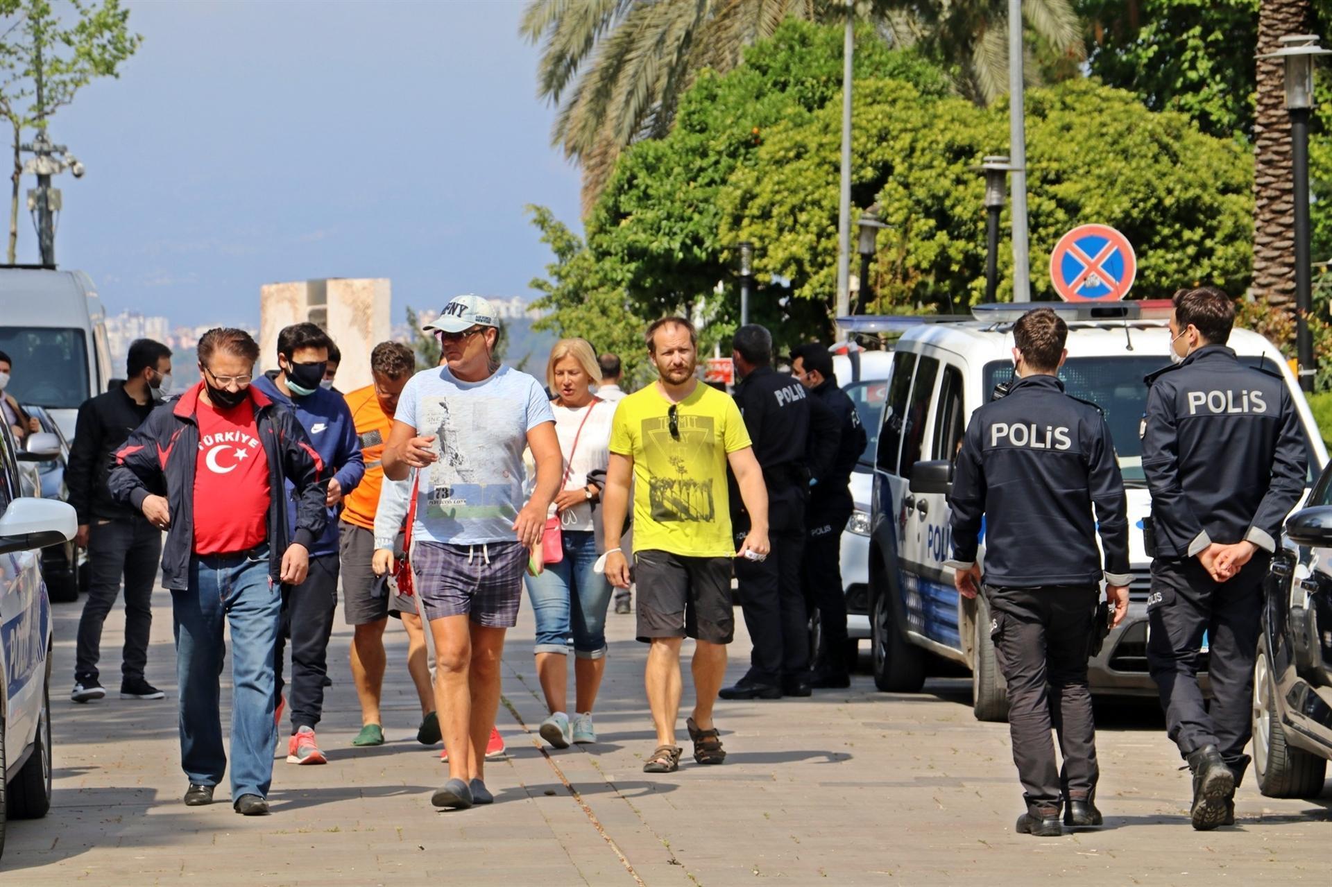 Foreign tourists stranded in Turkey seek to return home