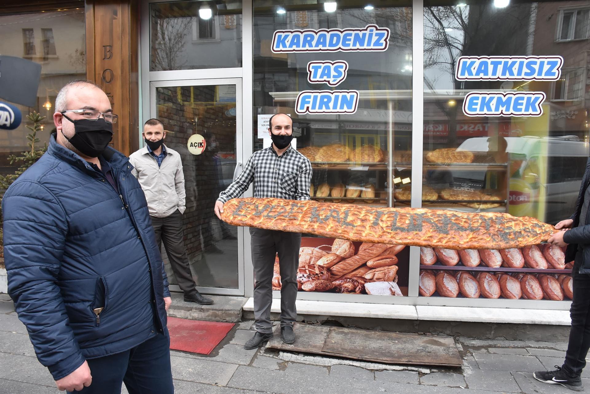 Two-meter-long Ramadan pita sold by auction