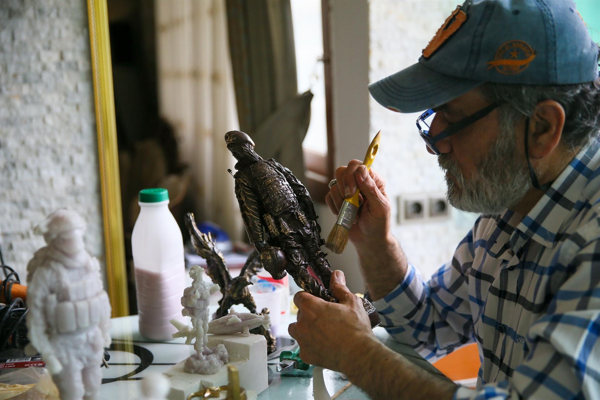 Local man makes sculptures of Turkish soldiers in isolation
