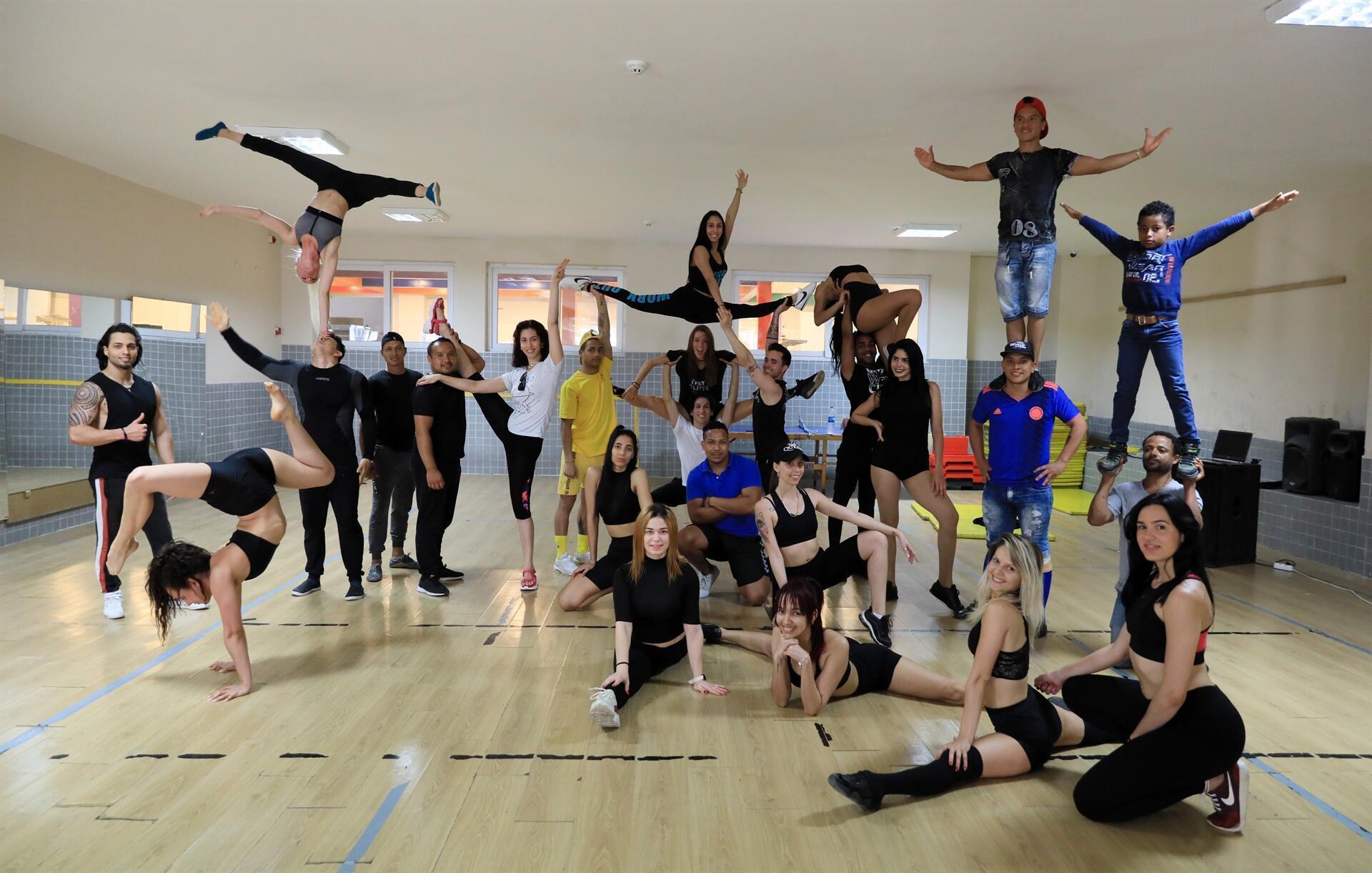 Dancers stranded in Antalya stay fit with practice