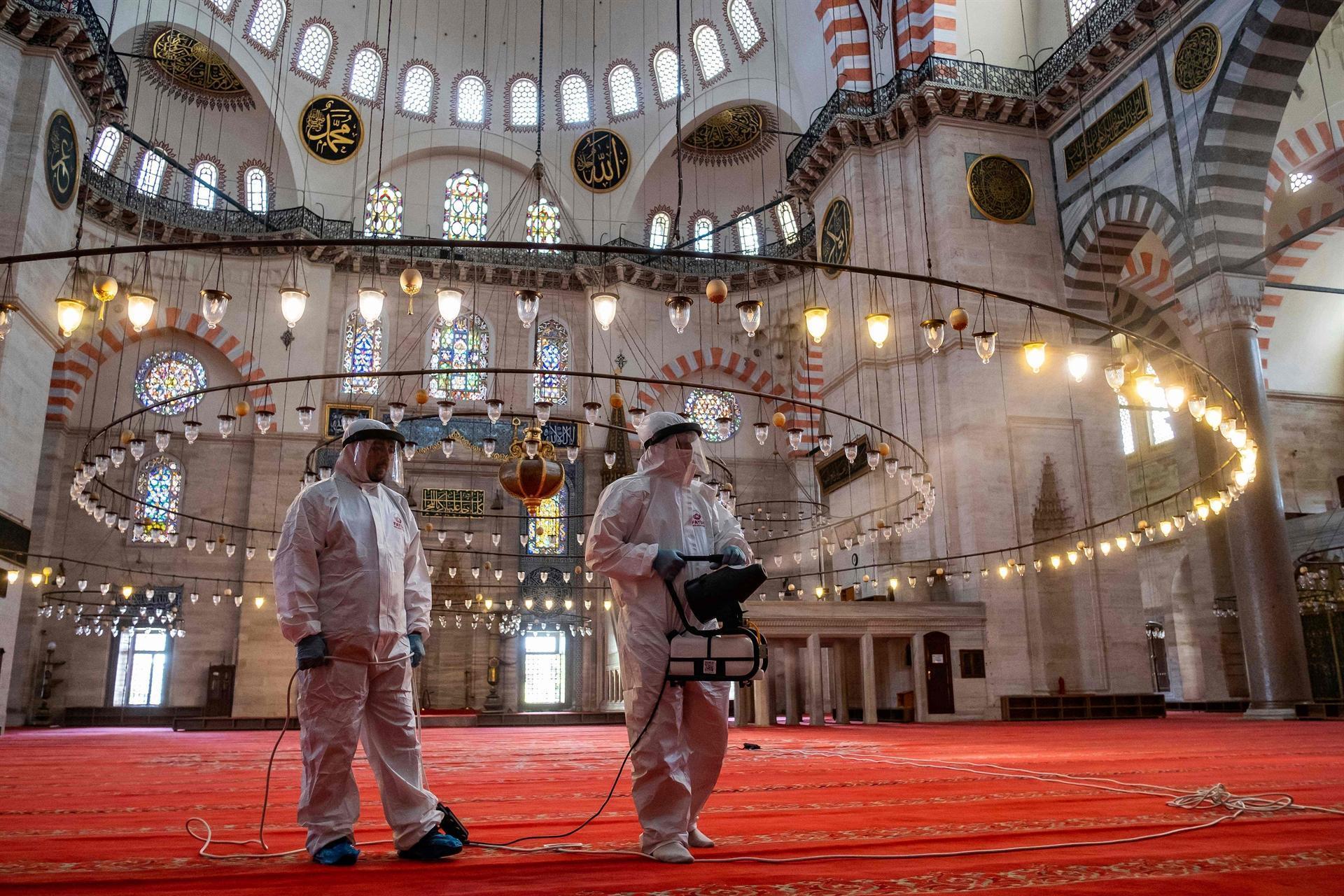 Mosques in Turkey to resume prayers after several weeks of virus break
