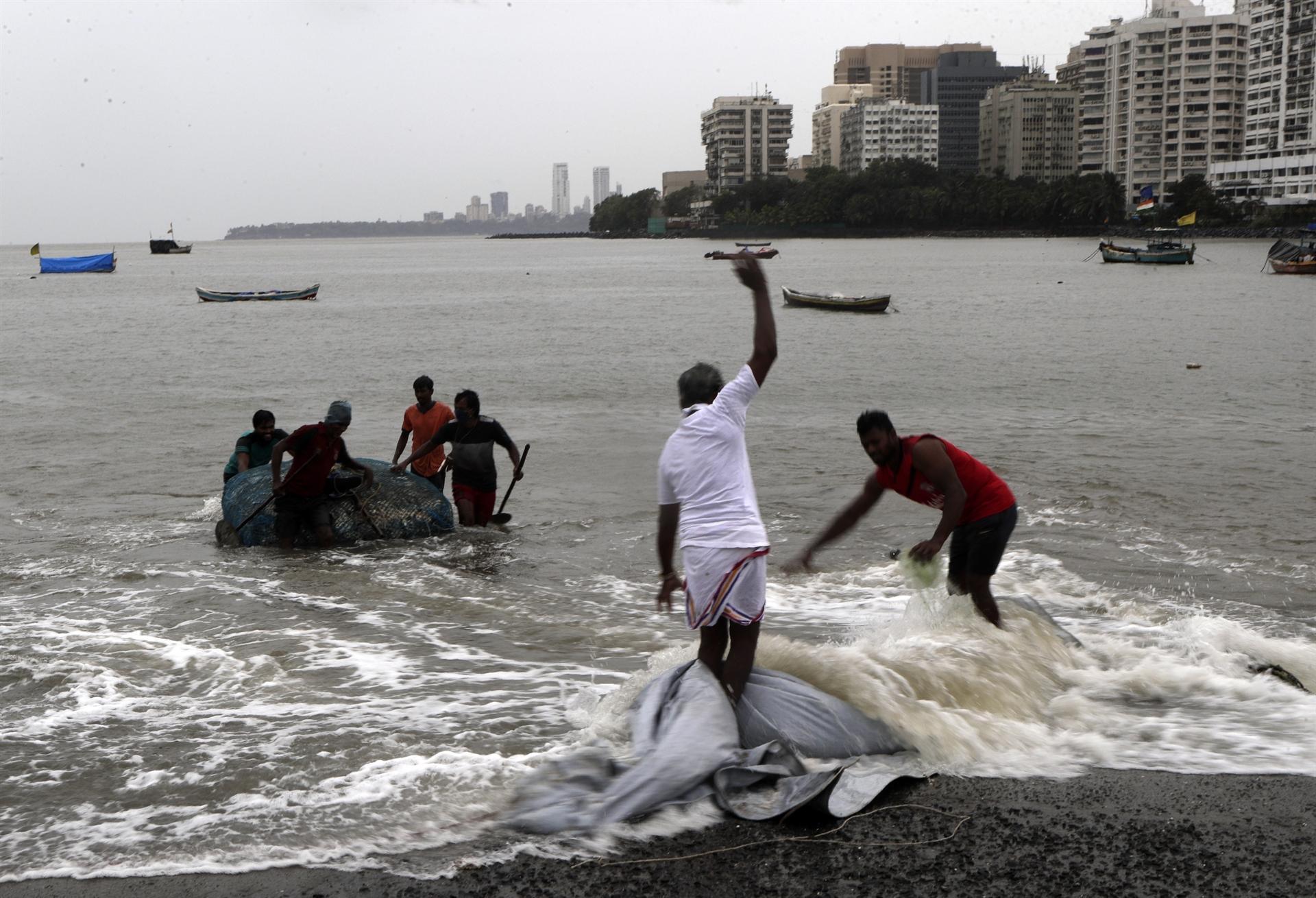 Severe cyclone approaches Indias financial capital Mumbai