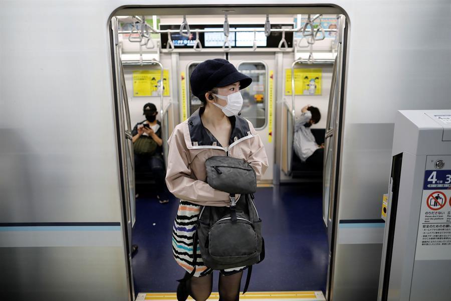 Wear masks in public, says WHO in new virus advice