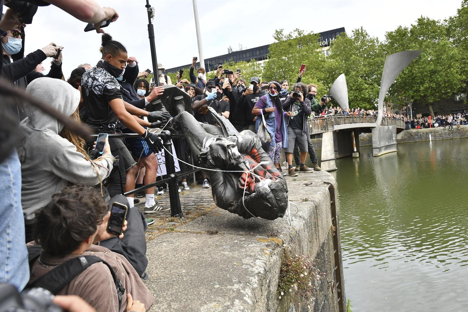 Slave traders statue torn down in UK amid global inequality protests