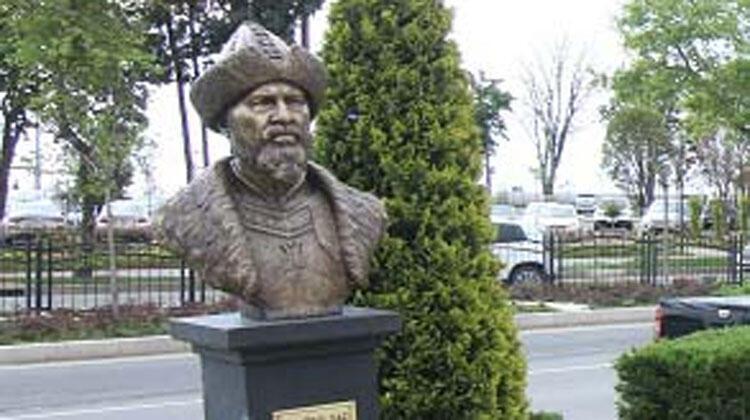 Historical figure’s bust removed after resemblance to an actor