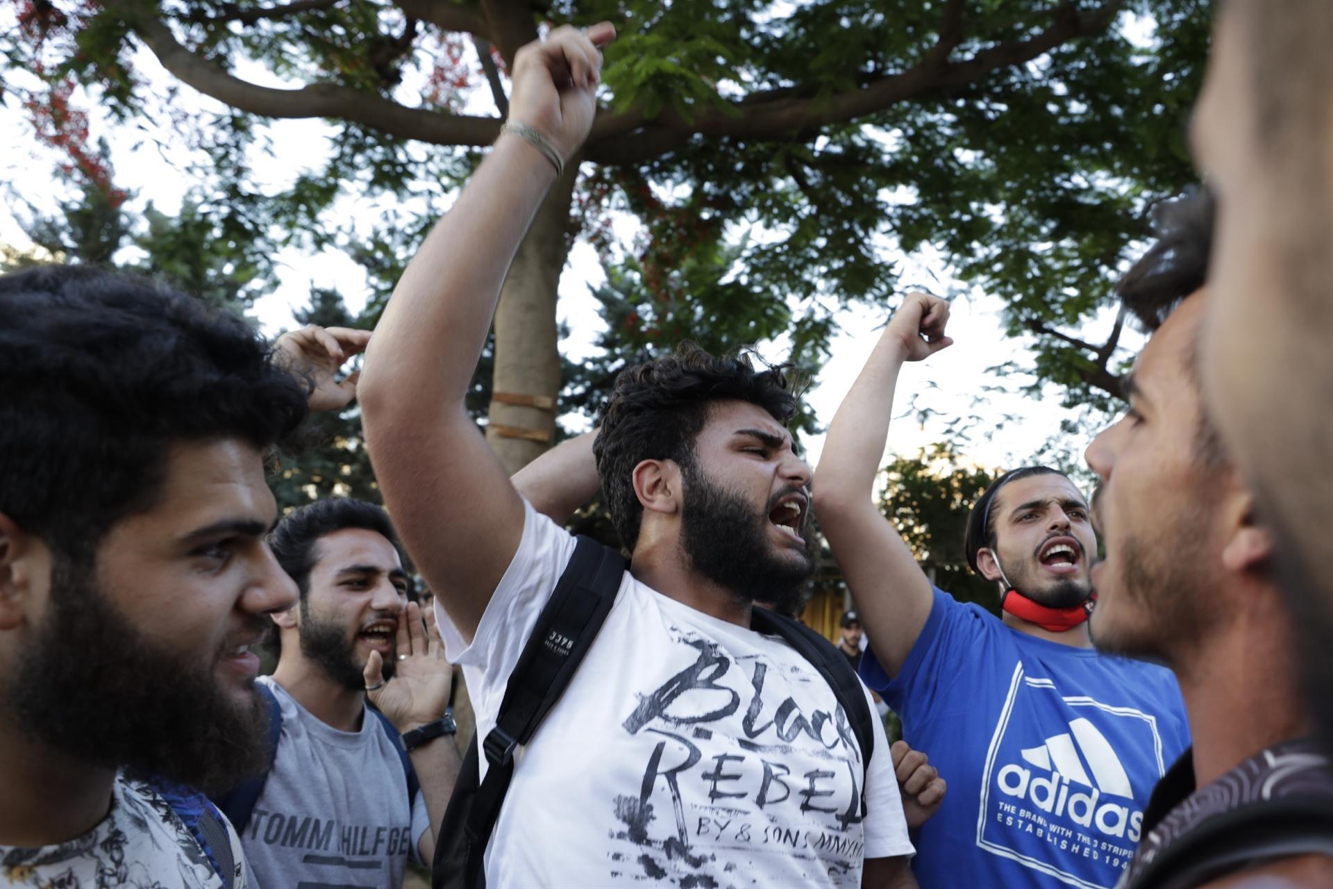 Lebanon protesters call on government to resign amid crisis