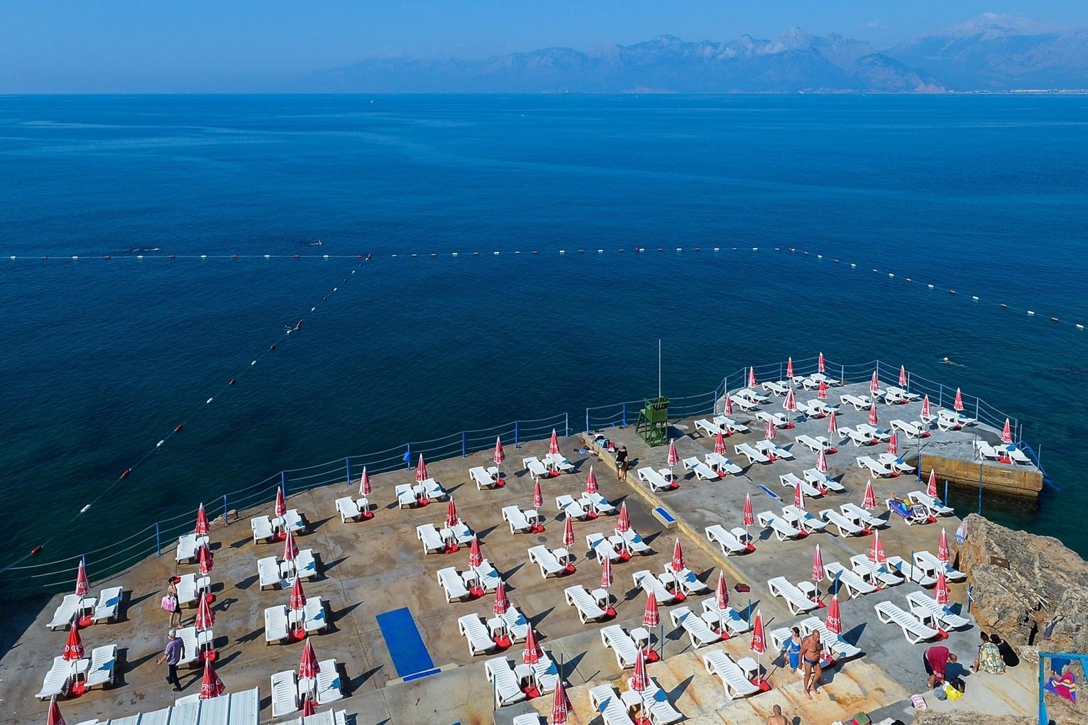 Expert cautions over virus measures in pools, sea