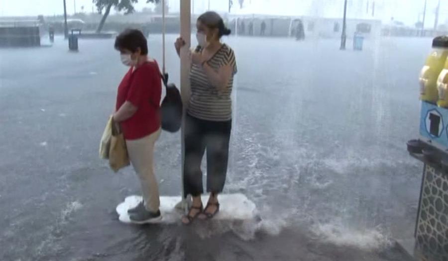 Heavy summer rain hits Istanbul, disrupts transportation
