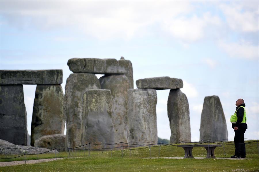Coronavirus dampens Stonehenge solstice