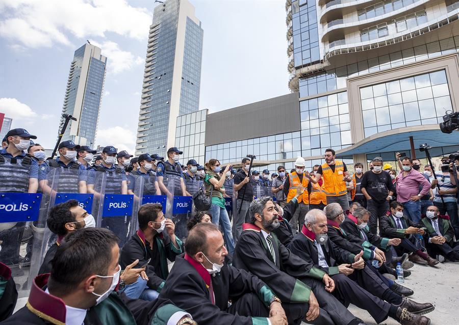 Bar associations’ march to Ankara intervened by police in province border
