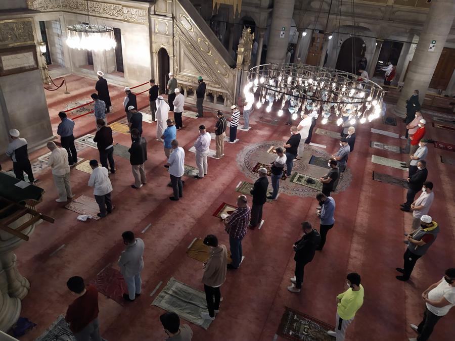Mosques reopened for prayers after virus suspension