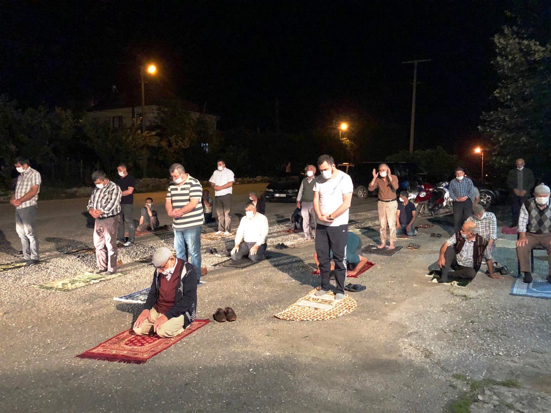 Congregation performs prayers in front of coffeehouse to protest imam