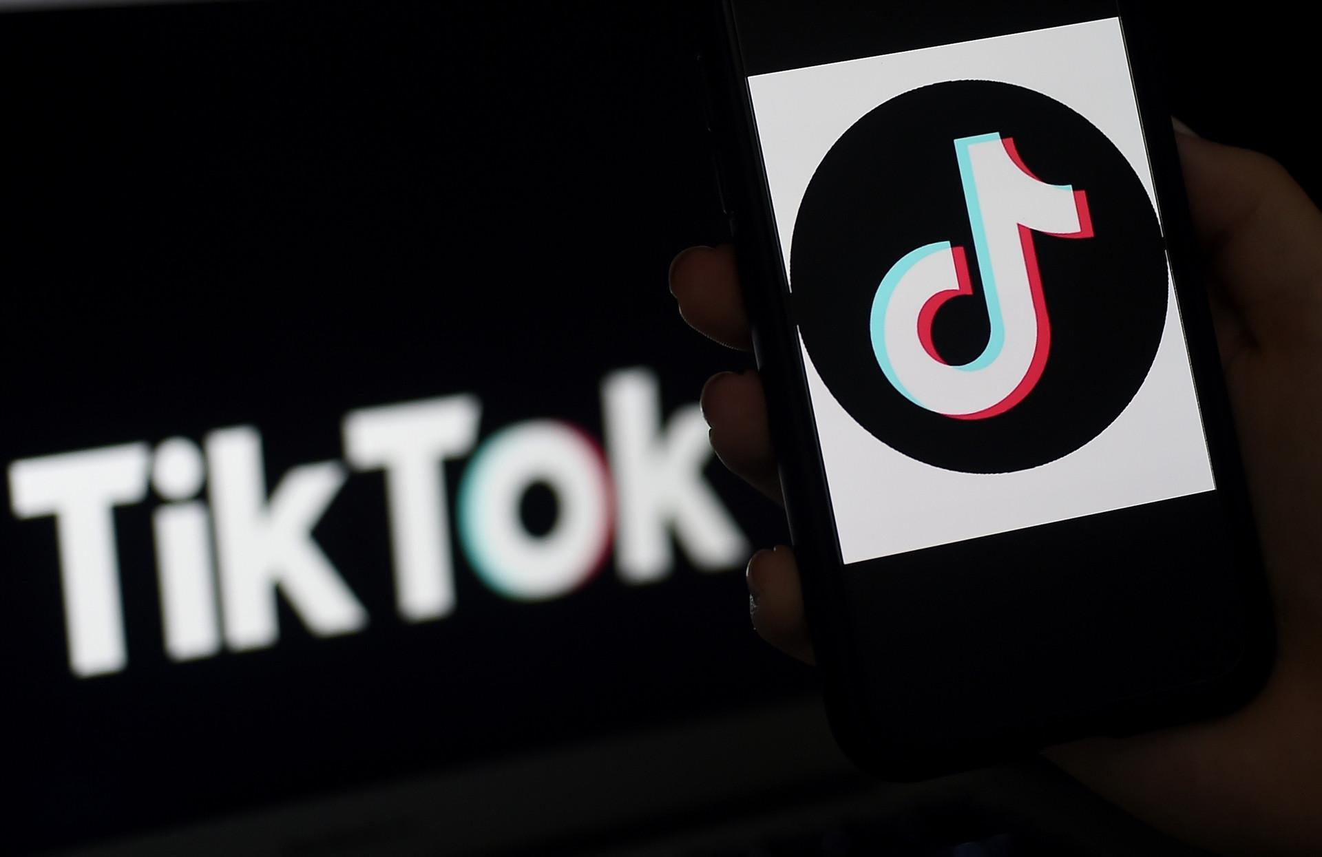 India bans 59 mostly Chinese apps amid border crisis
