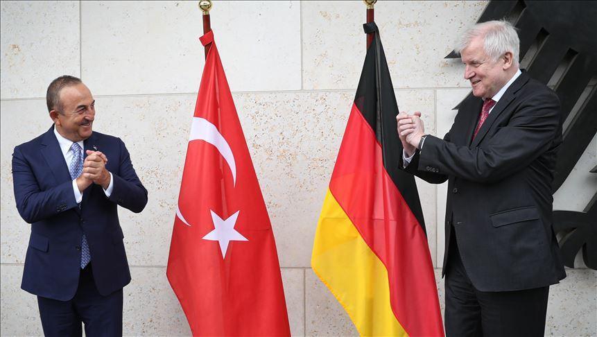Çavuşoğlu meets German interior minister, discusses tourism safety