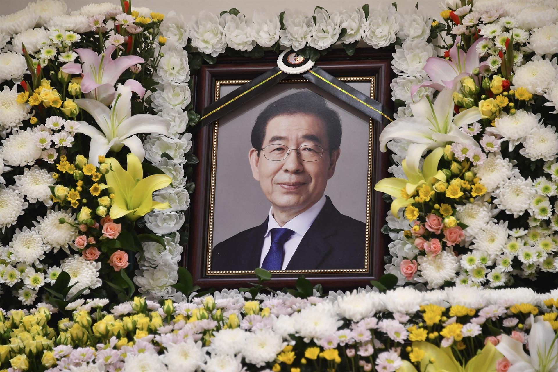 Seoul mayor left note saying sorry as South Korea mourns