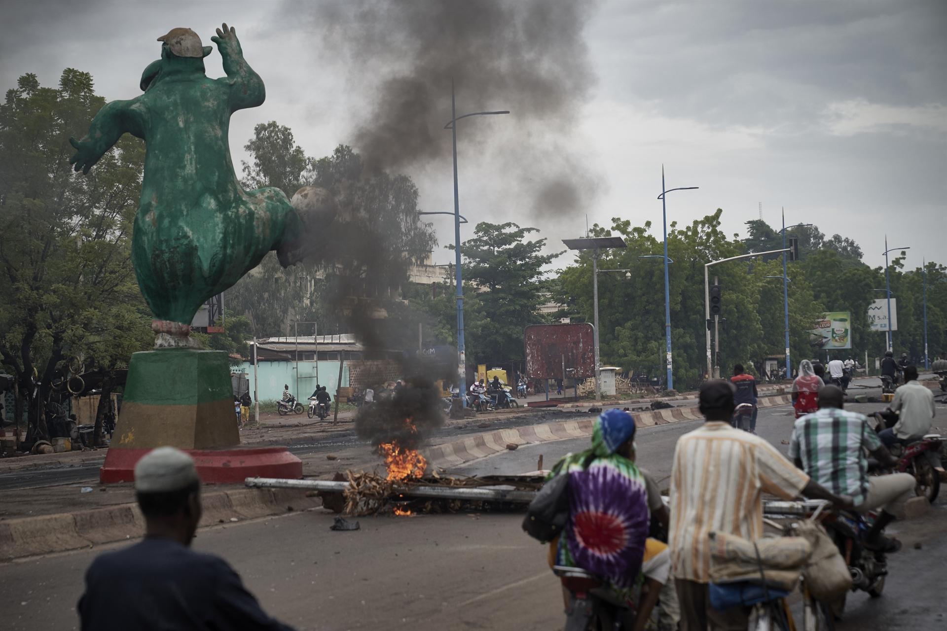 Mali president tries to calm unrest with court dissolution