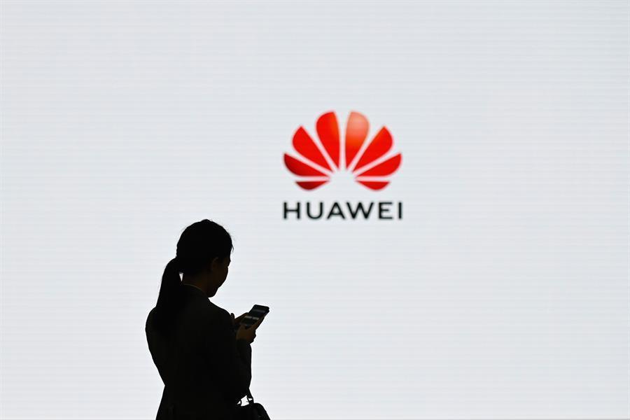 Huawei overtakes Samsung as top smartphone seller