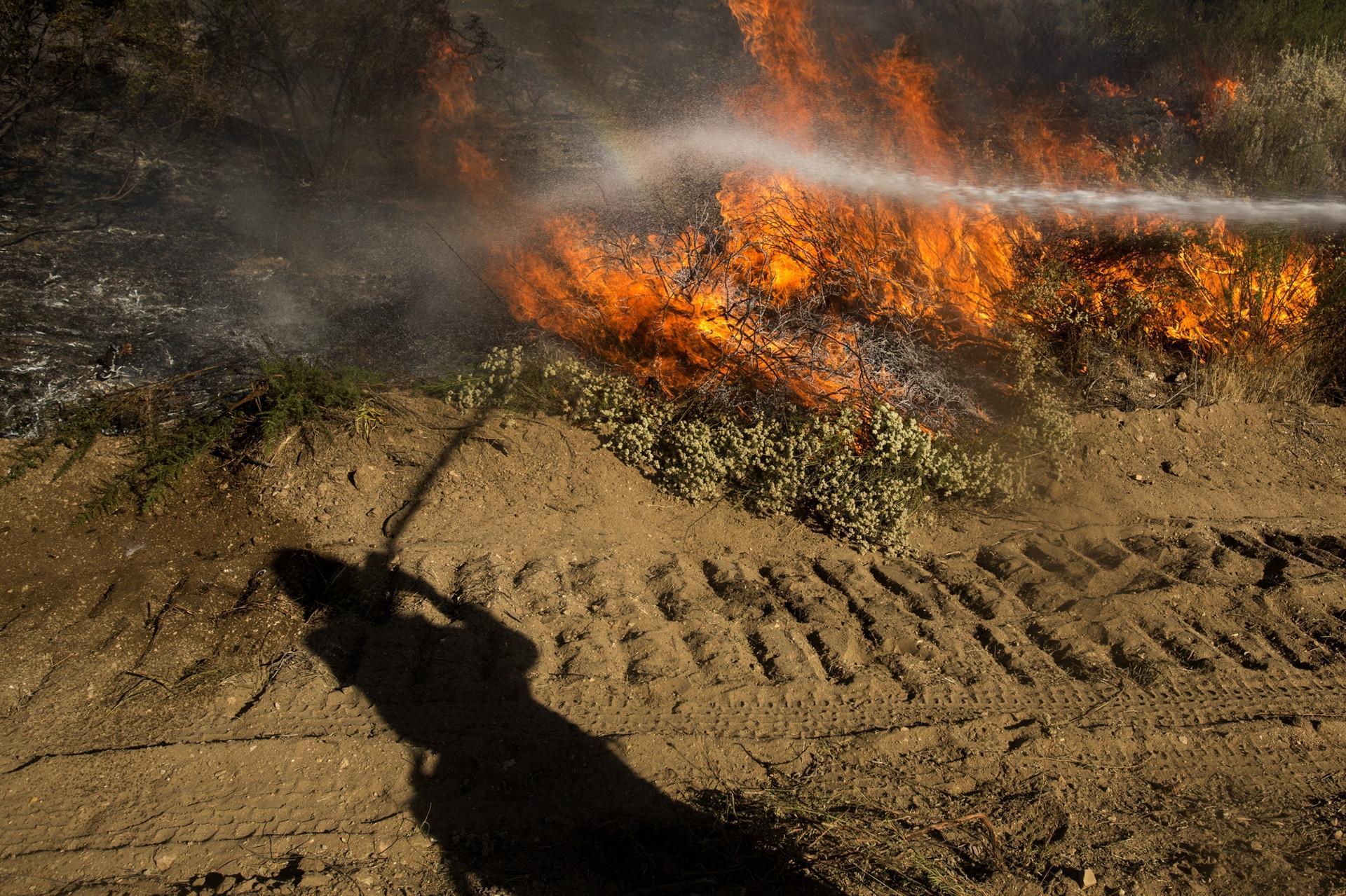Firefighters struggle to contain blaze in southern California