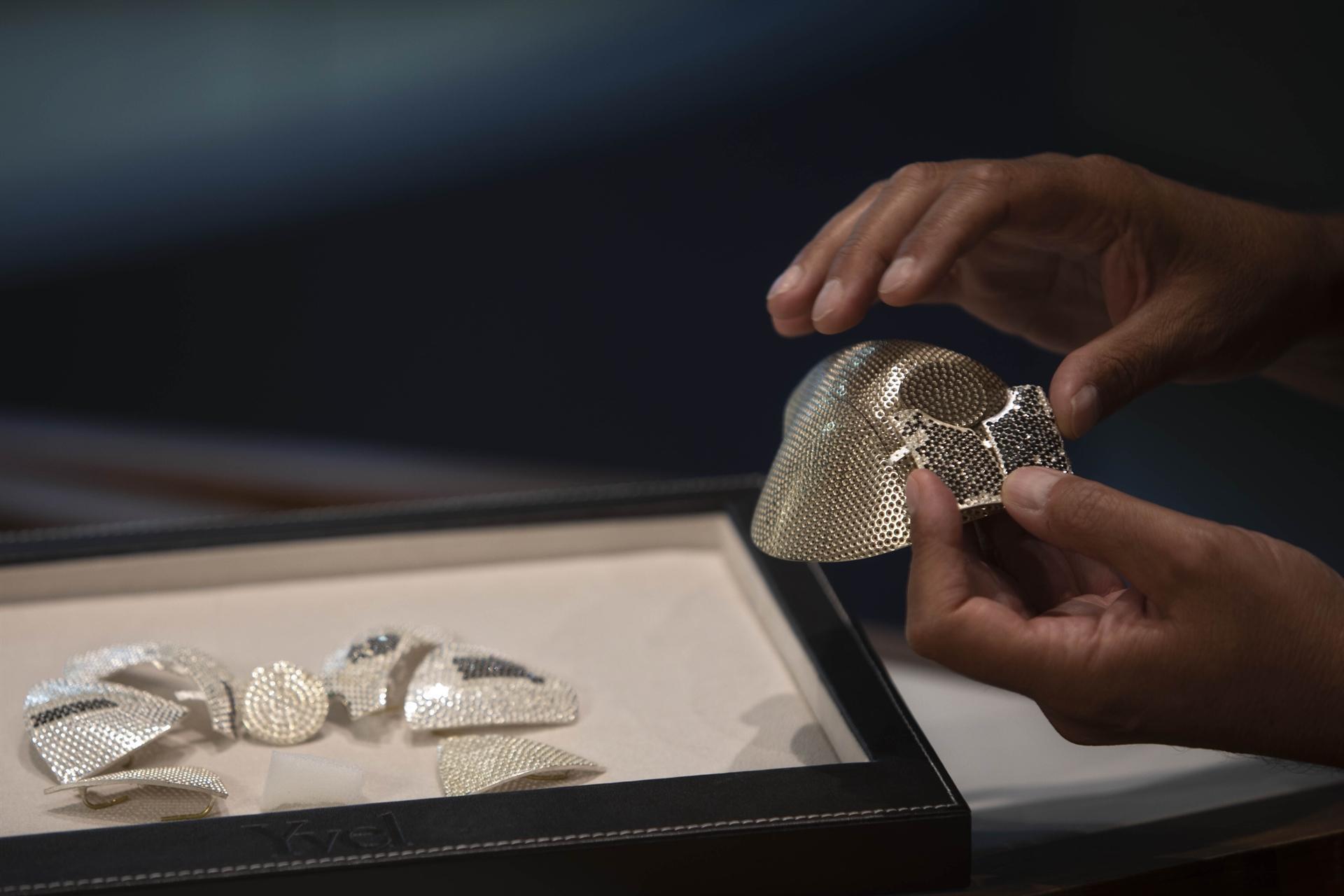 Israeli jeweler makes $1.5 mln gold coronavirus mask