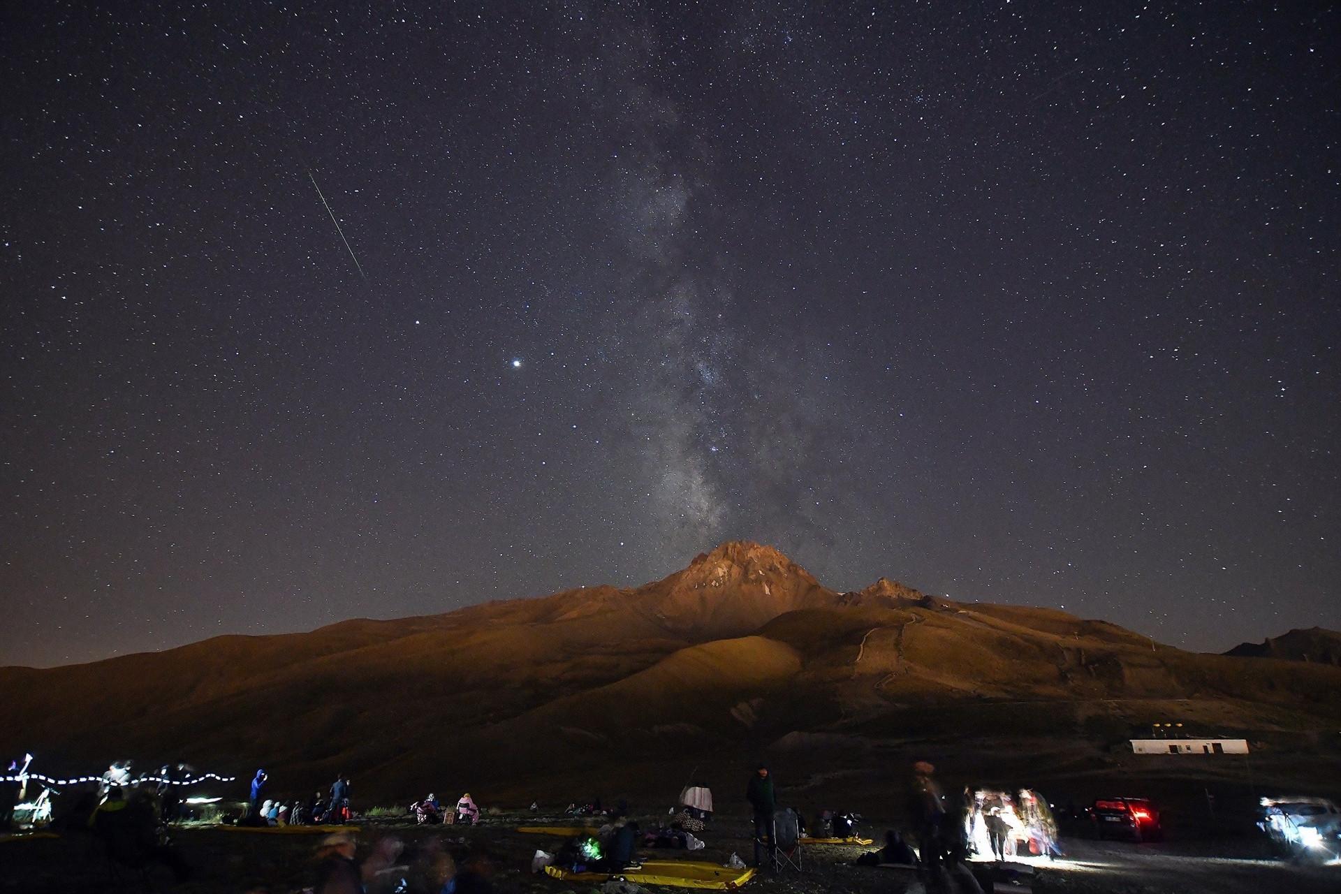 Meteor shower thrills sky watchers across Anatolia