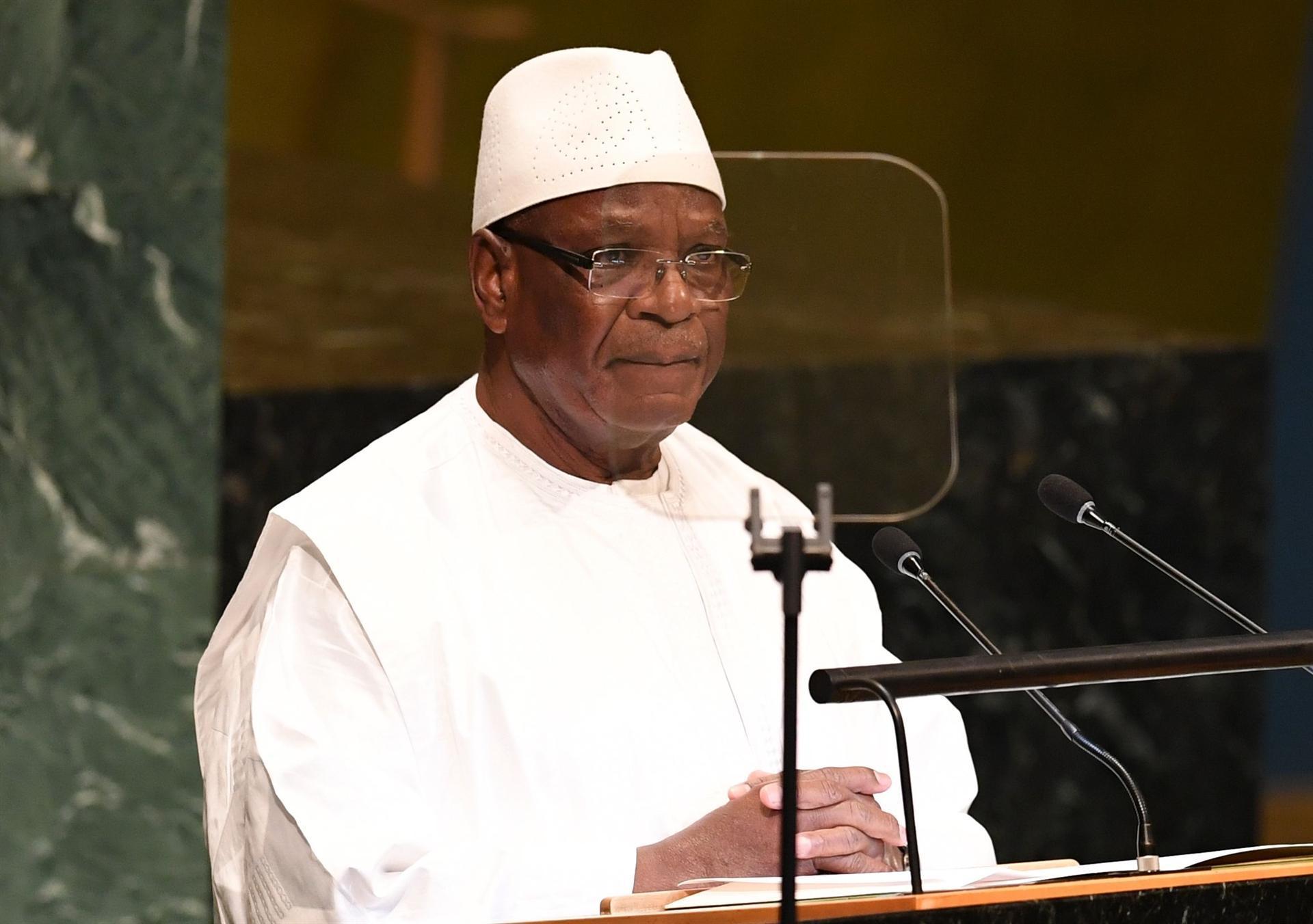 Mali coup leaders pledge new elections after detaining president