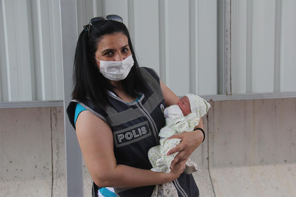 Mother meets policewoman who helped her give birth