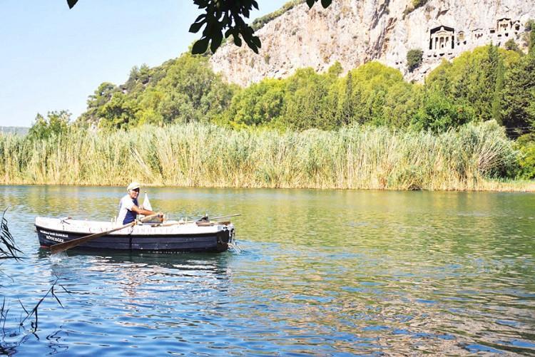 Man rows 2,000 kilometers in two months, arrives in Muğla’s coast