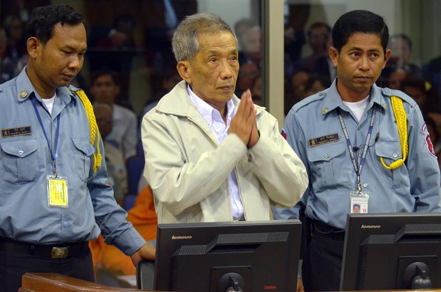 Head of Khmer Rouge torture prison dies aged 77