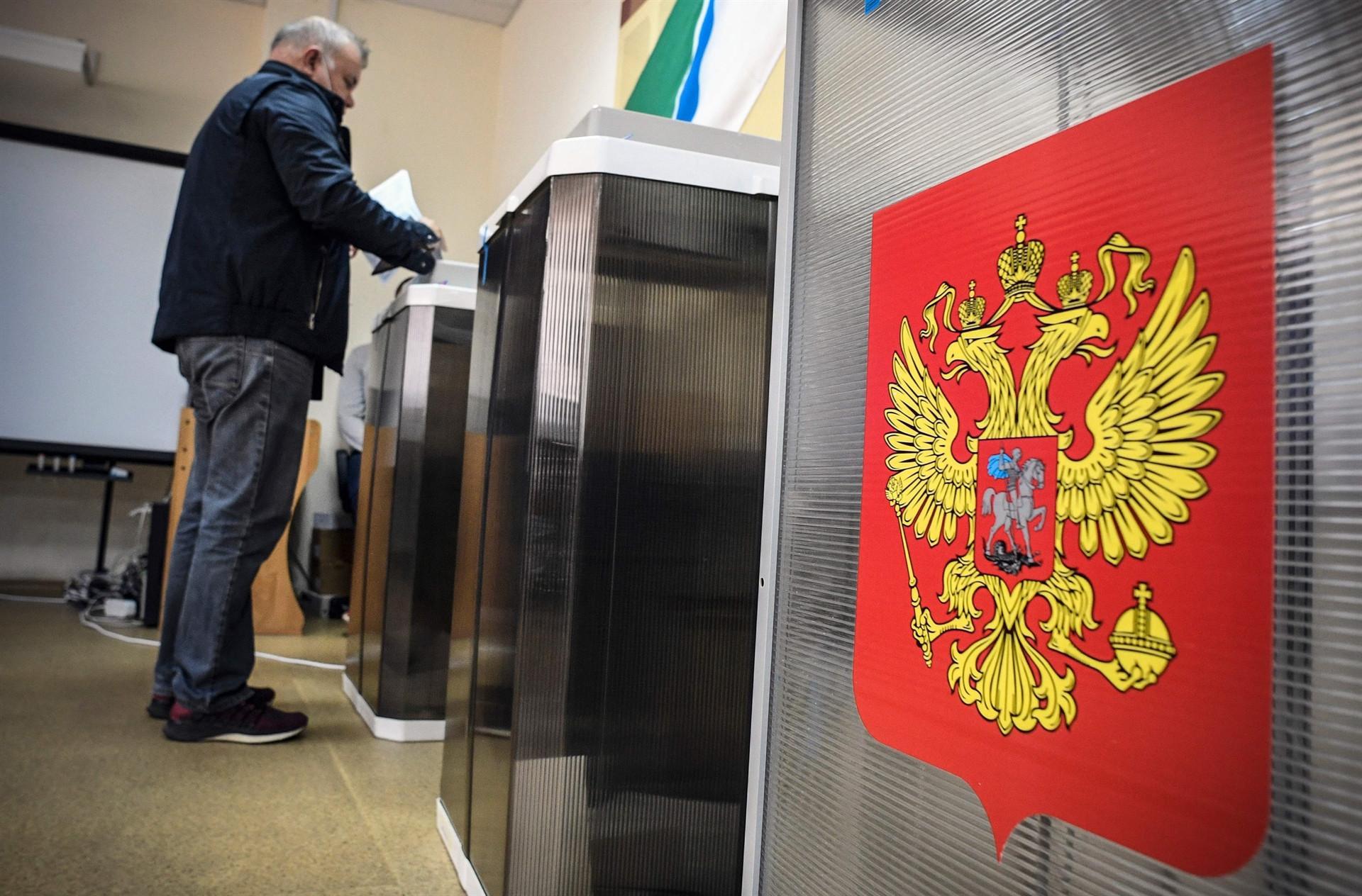 Russia holds regional polls in shadow of Navalnys poisoning