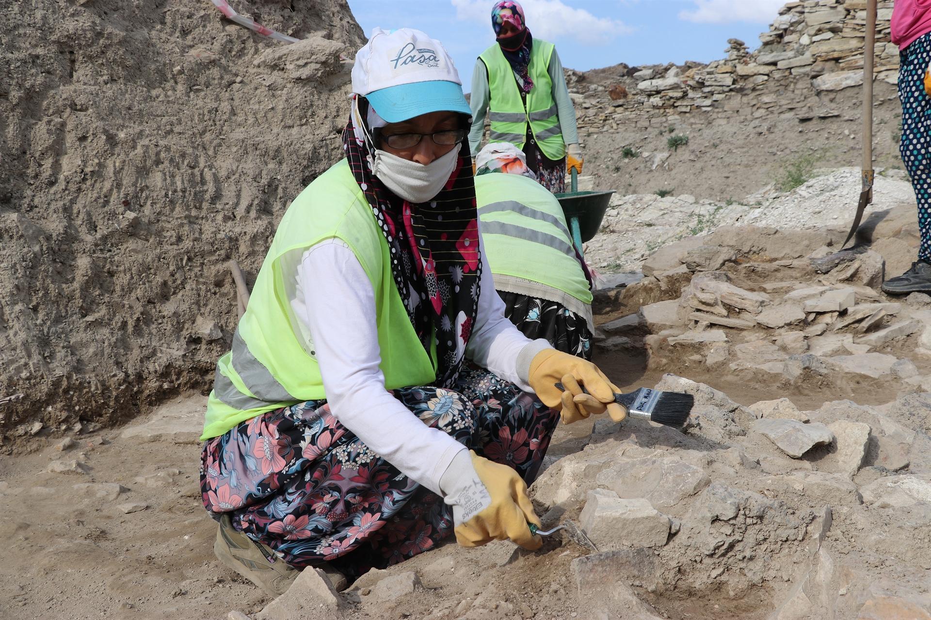Women shed light on history in mound