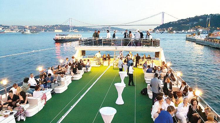 Partying on boat tours on Bosphorus continue despite COVID-19 measures