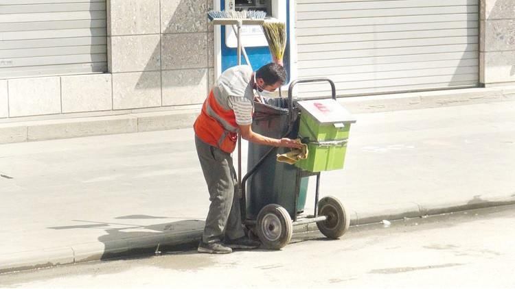 Hardworking street sweeper gets rewarded with extra salary
