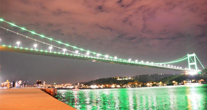Istanbul bridges turn green to commemorate ‘World Cerebral Palsy Day’