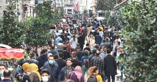 Scene of Istanbul street packed with people irks health minister