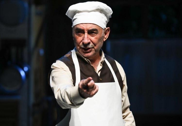 Şener Şen on stage with ‘Zengin Mutfağı’