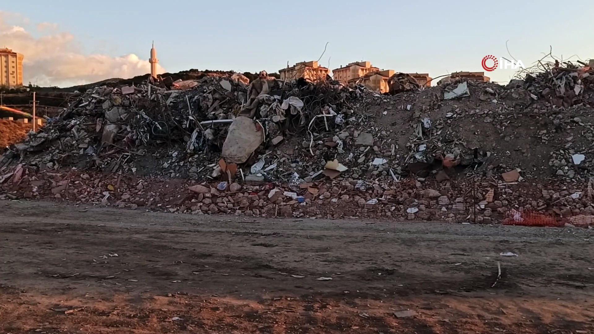 ‘Memory collectors’ seek private items under rubble