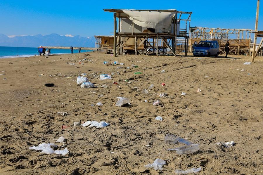 Holiday-goers leave trash on beach as they leave makeshift free vacation site