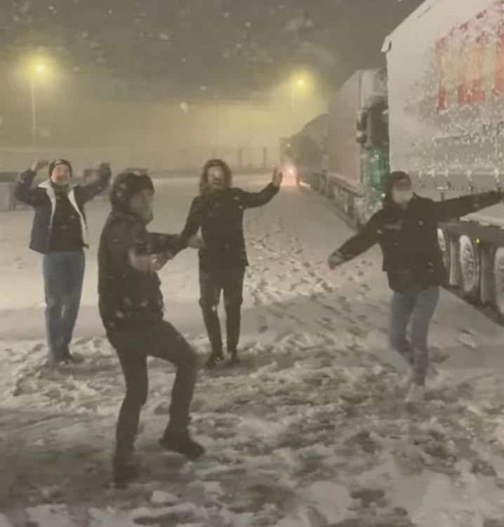 Locals in Edirne welcome season’s first snow with joyous folk dance