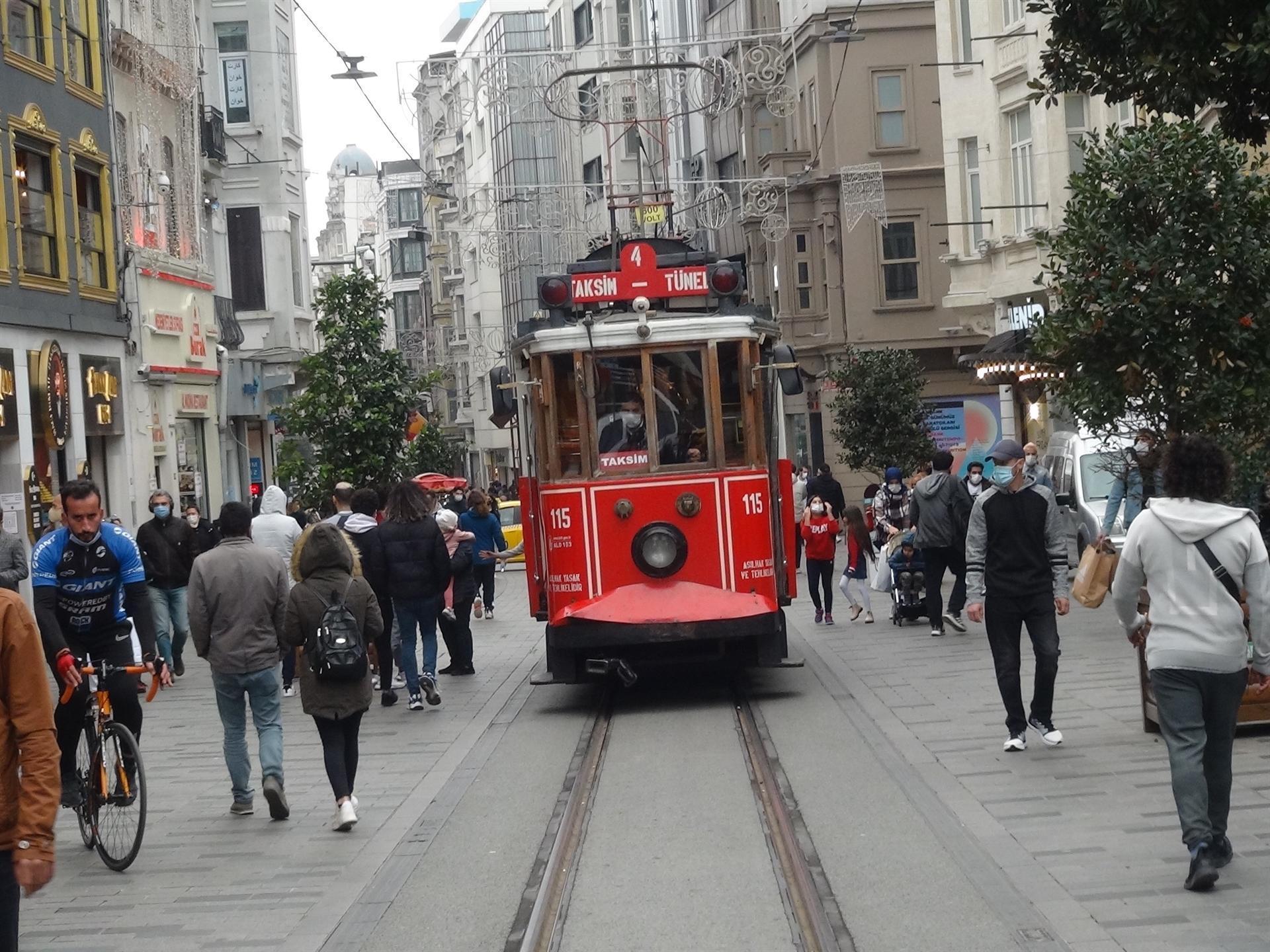 Istanbul restricts movement on famous İstiklal Avenue