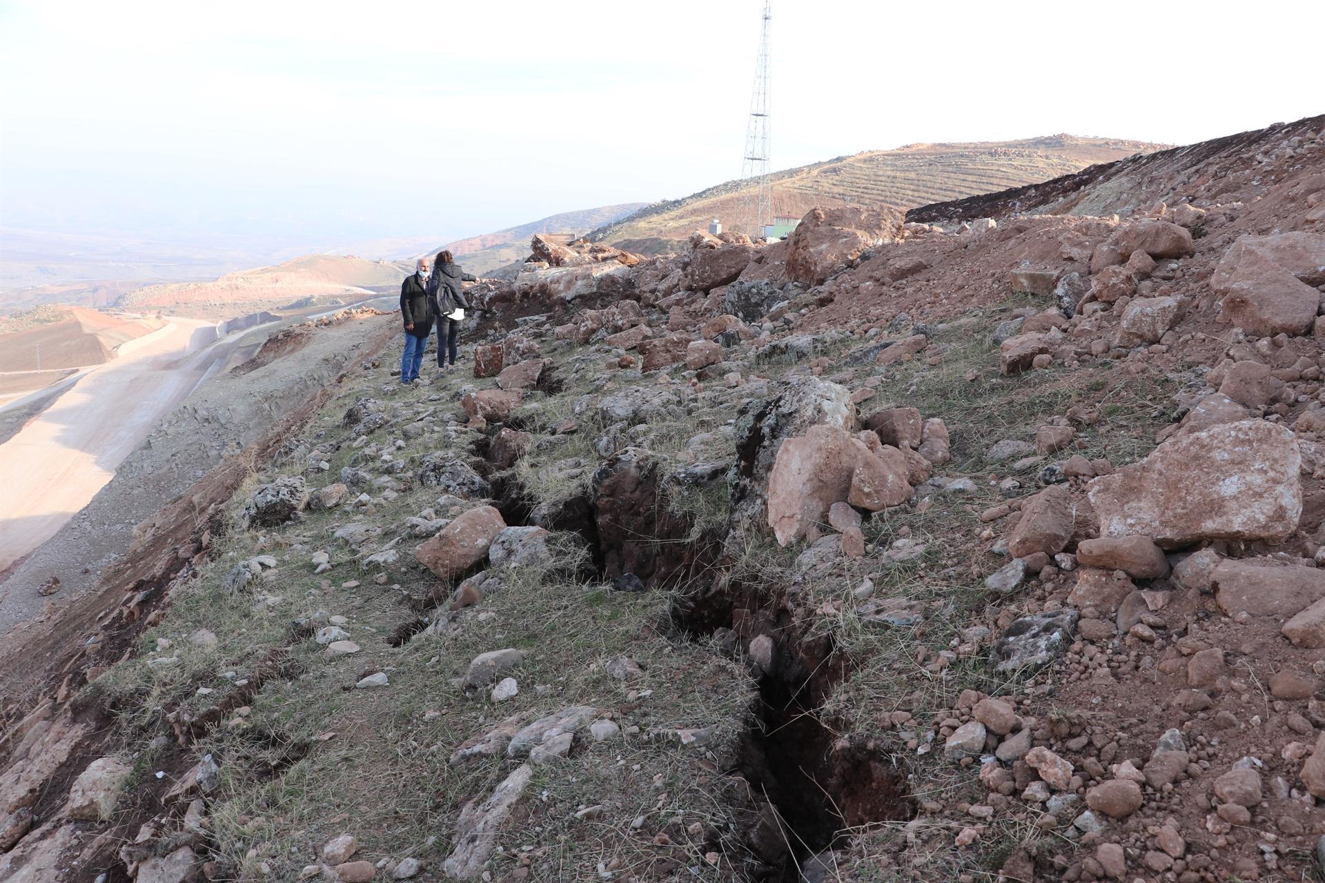 Deep cracks in soil occur after Siirt earthquake