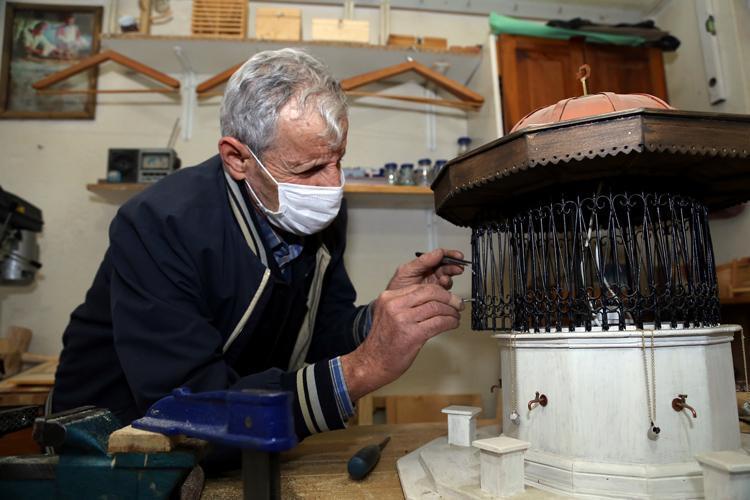 Local man turns wood into models of Aegean city’s historical spots