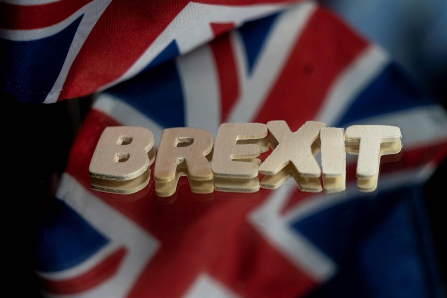 Johnson tells UK to ’get ready’ for no-deal Brexit collapse